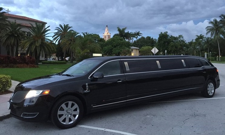 Lincoln-MKT exterior